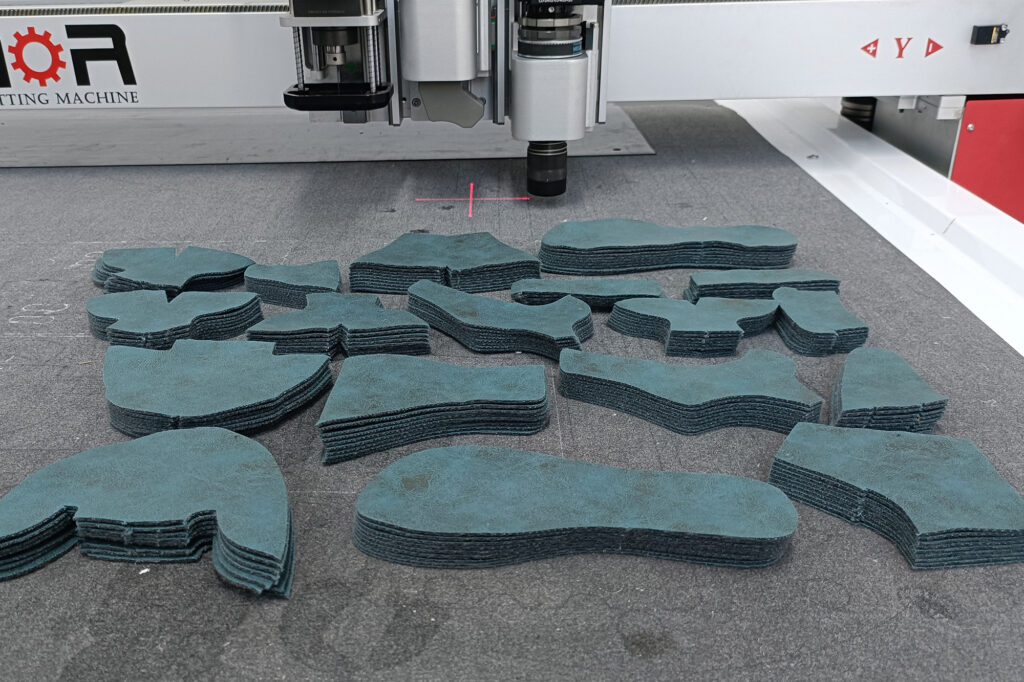 Multi-layer fabric cutting machine for bags/shoes